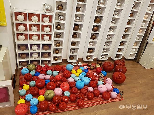 아트 갤러리에 전시된 '사과와 새' 작품들