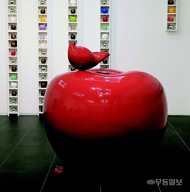 '美夢'. 1,200×1,400㎜ 스테인레스 스틸(우레탄 도색) 2019년.