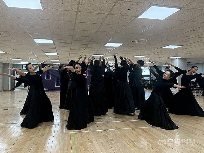 28일 오전 광주시립창극단원들이 '愛춘향' 공연을 앞두고 '사랑가' 무대를 선보이고 있다.