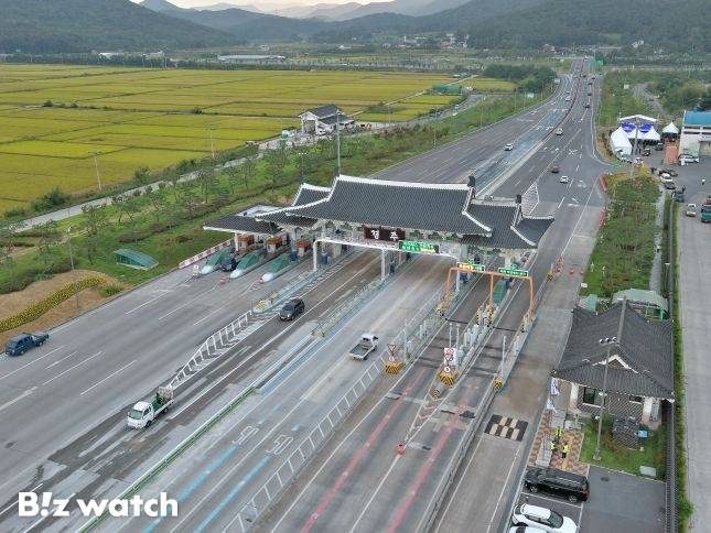 한국도로공사는 28일, 오는 11월1일까지 '2025년 경주 APEC 정상회의' 성공적 개최를 위해 특별교통대책을 시행한다고 밝혔다.경주 톨게이트 모습/사진=한국도로공사