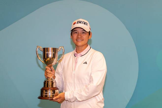 우승 트로피 든 쩡야니.(사진=LET)