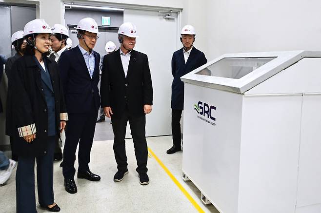 (앞줄 왼쪽부터)남재인 SK엔무브 그린성장본부장, 이재성 LG전자 ES사업본부장, 피터 폴린 GRC 최고경영자(CEO)가 27일 경기도 평택 LG전자 칠러사업장 내 인공지능(AI) 데이터센터 전용 테스트베드에 설치된 액침냉각 솔루션을 둘러보고 있다.(사진=LG전자)