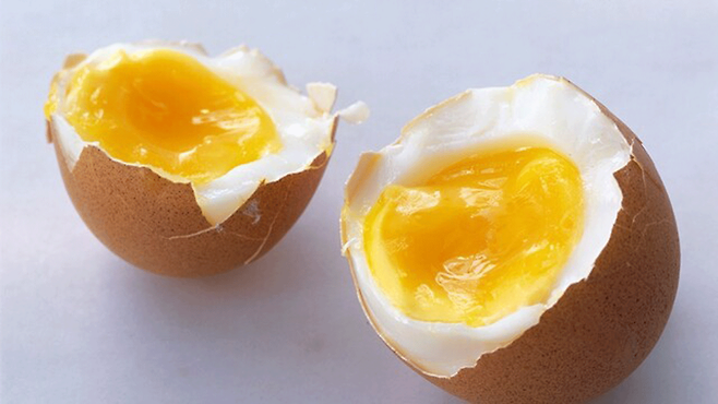 대부분의 건강한 성인에게 매일 달걀 1개 섭취는 큰 무리가 없는 수준이다｜출처: 클립아트코리아