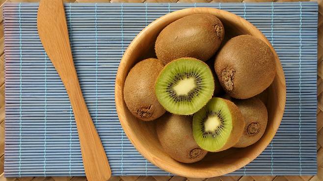 키위, 차전자피, 호밀빵과 같은 식품은 변비 개선에 도움이 된다｜출처: 클립아트코리아