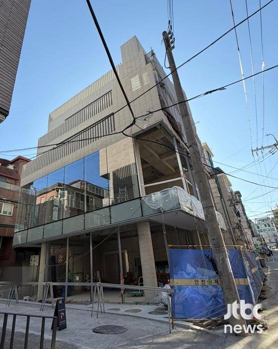 공사에 한창인 서울 강남구에 위치한 오케이 사옥의 모습. 〈사진=JTBC엔터뉴스〉