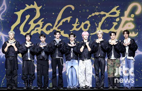 그룹 &TEAM(앤팀)이 28일 서울 블루스퀘어 SOL트래블홀에서 열린 미니 1집 'Back to Life' 쇼케이스에서 포토타임을 갖고 있다. 박세완 엔터뉴스팀 기자 park.sewan@jtbc.co.kr