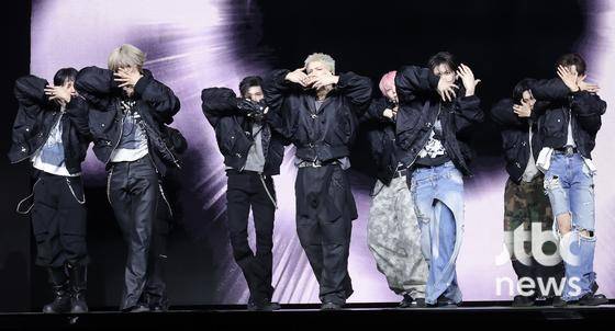 그룹 &TEAM(앤팀)이 28일 서울 블루스퀘어 SOL트래블홀에서 열린 미니 1집 'Back to Life' 쇼케이스에서 공연을 펼치고 있다. 박세완 엔터뉴스팀 기자 park.sewan@jtbc.co.kr