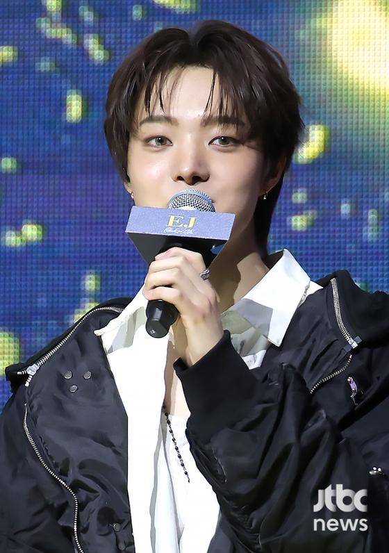 그룹 &TEAM(앤팀)이 28일 서울 블루스퀘어 SOL트래블홀에서 열린 미니 1집 'Back to Life' 쇼케이스에서 소감을 말하고 있다. 박세완 엔터뉴스팀 기자 park.sewan@jtbc.co.kr