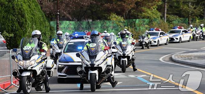 2025 경주 아시아태평양경제협력체(APEC) 정상회의 주간 시작 첫날인 27일 경북 경주화백컨벤션센터(HICO) 앞에서 경찰들이 만찬장 이동 예행연습을 하고 있다. 2025.10.27/뉴스1 ⓒ News1 박지혜 기자