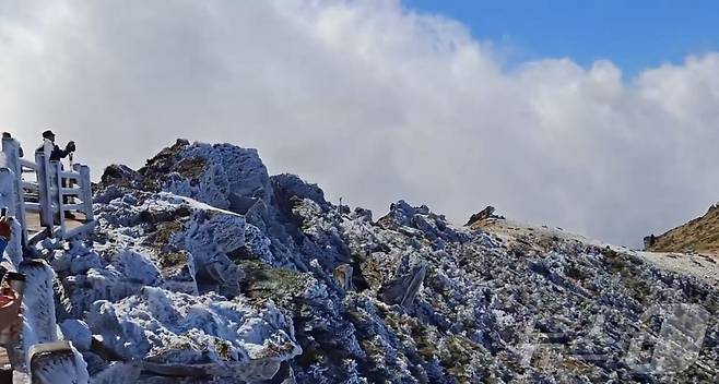 28일 제주 한라산 정상인 백록담에서 올가을 첫 상고대가 관측됐다. (한라산국립공원 제공. 재판매 및 DB 금지) 2025.10.28/뉴스1 ⓒ News1 홍수영 기자