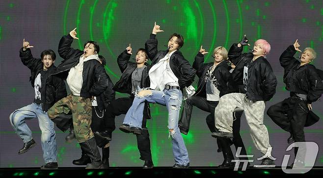그룹 &TEAM(앤팀)이 28일 오후 서울 용산구 블루스퀘어에서 가진 한국 데뷔 미니 1집 'Back to Life' 쇼케이스에 참석해 타이틀 곡 '루나틱'을 선보이고 있다. 2025.10.28/뉴스1 ⓒ News1 권현진 기자