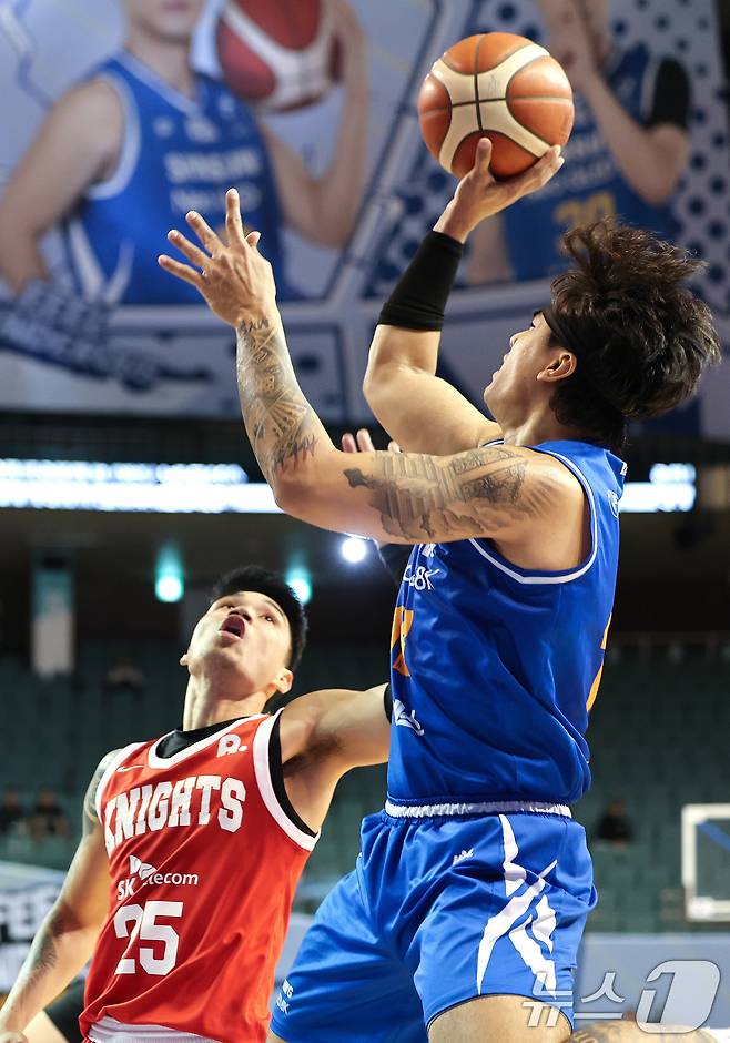 28일 오후 서울 송파구 잠실실내체육관에서 열린 2025-2026 LG전자 프로농구 정규리그 서울 삼성 썬더스와 서울 SK 나이츠의 4쿼터 경기에서 삼성 저스틴 구탕이 미들슛을 쏘고 있다. 2025.10.28/뉴스1 ⓒ News1 이호윤 기자