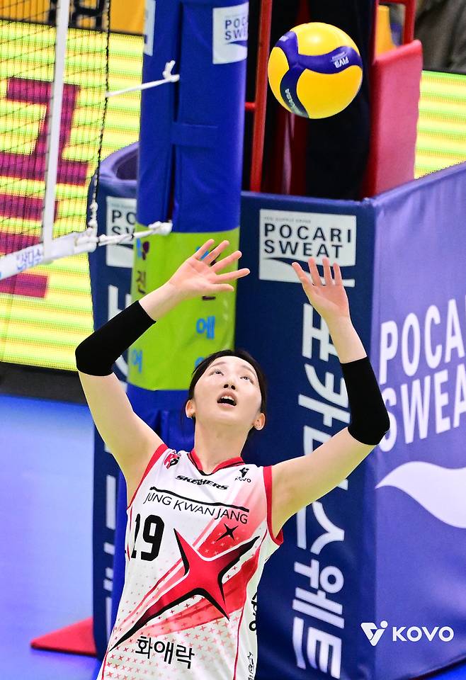 백토스를 시도하는 정관장의 최서현. 제공 | 한국배구연맹