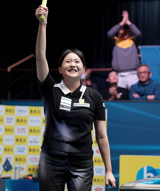 김민아가 27일 경기도 고양시에 있는 킨텍스 PBA스타디움에서 열린 2025~2026시즌 LPBA 6차 투어 ‘휴온스 챔피언십’ 결승전에서 김상아를 제치고 우승한 뒤 세리머니하고 있다. 사진 | 프로당구협회