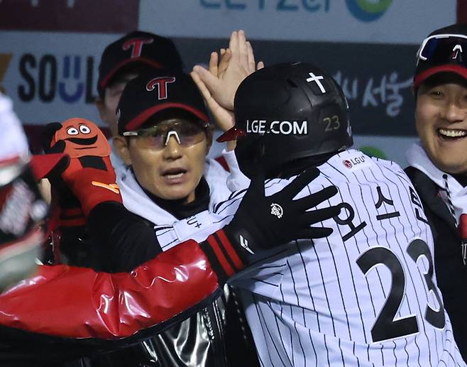 오스틴이 염경엽 감독과 포옹을 하고 있다. 사진 | 연합뉴스