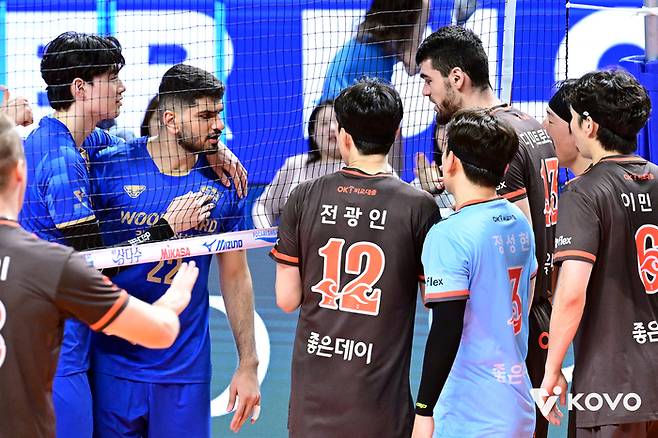 알리(가운데)가 OK저축은행전에서 상대 디미트로프와 신경전을 펼치고 있다. 사진 | 한국배구연맹