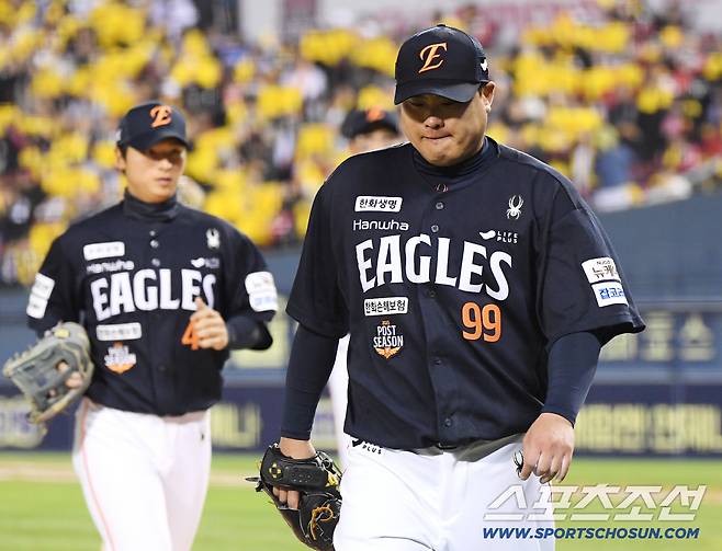 27일 서울 잠실구장에서 열린 한화와 LG의 한국시리즈 2차전. 3회까지 7실점한 류현진이 아쉬워하고 있다. 잠실=정재근 기자 cjg@sportschosun.com/2025.10.27/