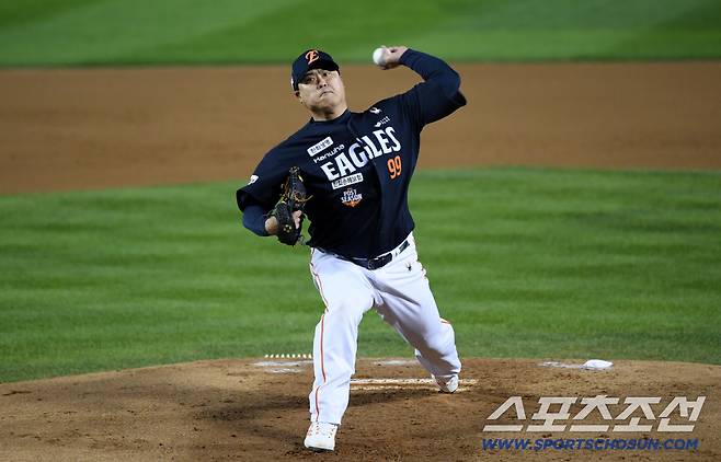 19년 만에 한국시리즈 2차전 선발 투수로 마운드에 오른 한화 류현진이 혼신의 힘을 다해 역투했다.