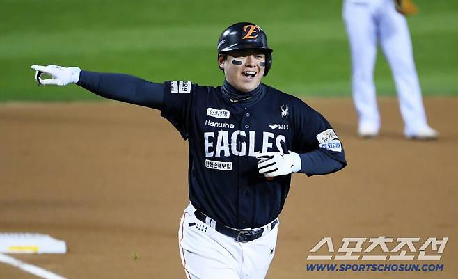 문현빈 투런포 직후 솔로포를 터뜨린 4번 타자 노시환은 포효했다.