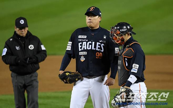 2회 들어 갑자기 흔들리기 시작한 류현진을 찾은 포수 최재훈은 선발 투수 어깨를 쓰다듬었다.