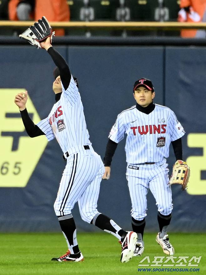 중견수 위치에서 좌익수까지 이동한 박해민이 타구를 잡아내고