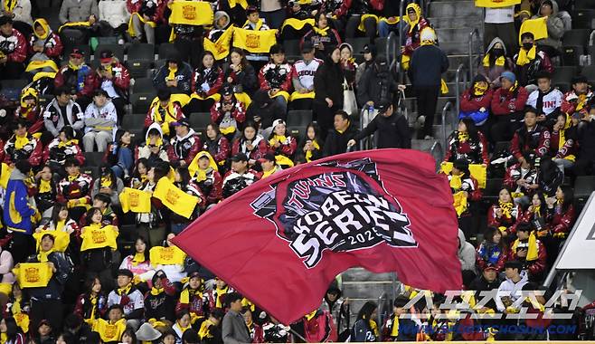 27일 잠실구장에서 열린 한국시리즈 2차전 LG 트윈스와 한화 이글스의 경기. LG 팬들이 응원전을 펼치고 있다. 잠실=박재만 기자 pjm@sportschosun.com/2025.10.27/