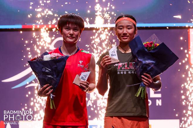 프랑스오픈 정상을 차지한 안세영(오른쪽)과 준우승 왕즈이. 사진제공=대한배드민턴협회