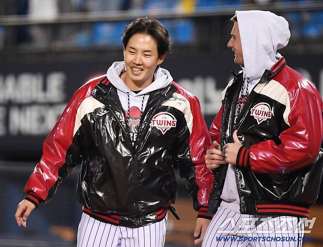 임찬규가 톨허스트와 함께 2차전 승리의 기쁨을 만끽하고 있다. 사진=정재근 기자