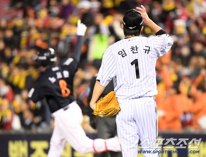 1회초 문현빈과 노시환에게 연속 홈런을 허용한 임찬규.