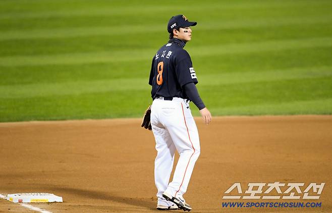 27일 잠실구장에서 열린 한국시리즈 2차전 LG 트윈스와 한화 이글스의 경기. 7회말 무사 2루 LG 박동원 번트 타구를 1루 악송구한 한화 3루수 노시환이 자책하고 있다. 잠실=박재만 기자 pjm@sportschosun.com/2025.10.27/