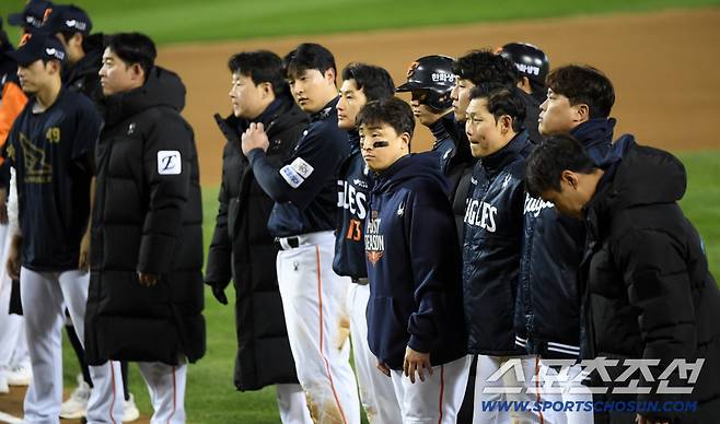 27일 잠실구장에서 열린 한국시리즈 2차전 LG 트윈스와 한화 이글스의 경기. 패한 한화 선수들이 아쉬워하고 있다. 잠실=박재만 기자 pjm@sportschosun.com/2025.10.27/