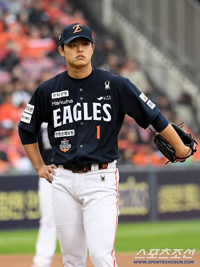 26일 잠실구장에서 열린 한국시리즈 1차전 LG 트윈스와 한화 이글스의 경기. 한화 문동주가 LG 박해민에게 솔로포를 허용한 뒤 아쉬워하고 있다. 잠실=박재만 기자 pjm@sportschosun.com/2025.10.26/