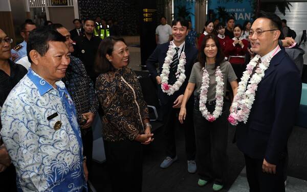 이스타항공의 인도네시아 마나도 첫 취항을 기념해 빅터 마일랑카이(Victor Mailangkay) 인도네시아 북술라웨시주 부지사(왼쪽) 및 관광국 관계자들이 이경민 이스타항공 커머셜본부장(오른쪽)을 비롯한 탑승객들에게 축하 목걸이를 전달하며 환영하고 있다. ⓒ이스타항공