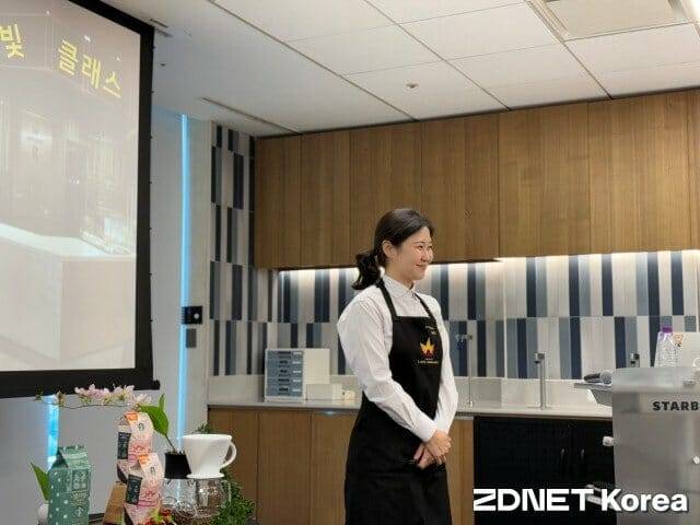 김윤하 바리스타가 별빛 블렌드에 대해 설명하고 있다