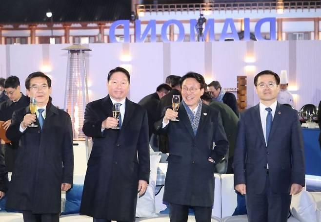 김민석 국무총리와 최태원 대한상공회의소 회장이 참석자들과 건배를 하고 있다. 대한상의.