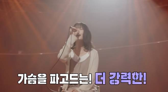 오늘(28일) 방송되는 SBS '우리들의 발라드'에서 1라운드 2위 송지우의 2라운드 대결이 공개된다. 1라운드 1위 이예지의 충격 탈락으로 예측이 어려워진 가운데, 송지우는 미대생 김지원과 '위로'를 주제로 맞붙는다. 김지원은 박효신의 '숨'을, 송지우는 드라마 '나의 아저씨' OST 'Dear Moon'을 선곡해 '음색 요정' 대결을 펼친다. 두 사람의 무대 후 심사위원 정재형과 대니 구가 극명하게 엇갈린 평가를 내놓으며 심사위원단 내 분열 조짐을 보여 결과에 대한 궁금증을 높였다.