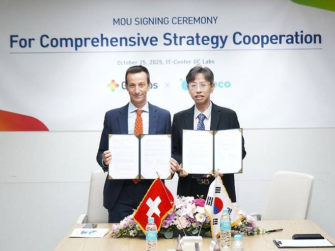 리카르도 트리운포 인페코 대표(좌측)와 이상곤 GC녹십자의료재단 대표원장이 기념 사진을 촬영하고 있다. ⓒGC녹십자의료재단