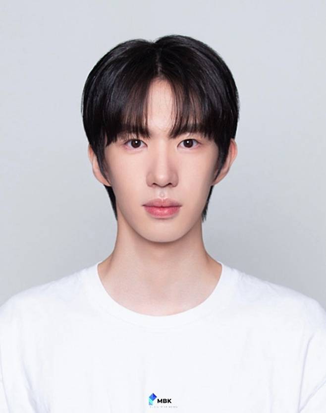 ‘신전떡볶이’ 창업주 손자 하민기가 보이그룹 멤버로 데뷔한다. SM엔터테인먼트 연습생 출신으로, 185cm의 비주얼과 진심 어린 포부로 주목받고 있다. 사진=모덴베리코리아 제공