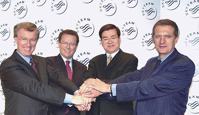 2000년 항공 동맹체 ‘스카이팀(SkyTeam)’ 결성 원년 멤버인 4개 항공사 CEO가 손을 맞잡고 있다. 한진그룹 제공