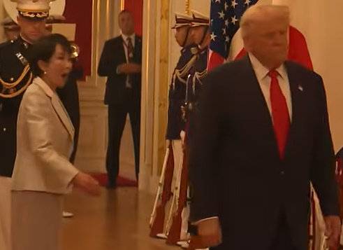 앞만 보고 가는 트럼프 대통령을 바라보는 다카이치 총리. 백악관 유튜브