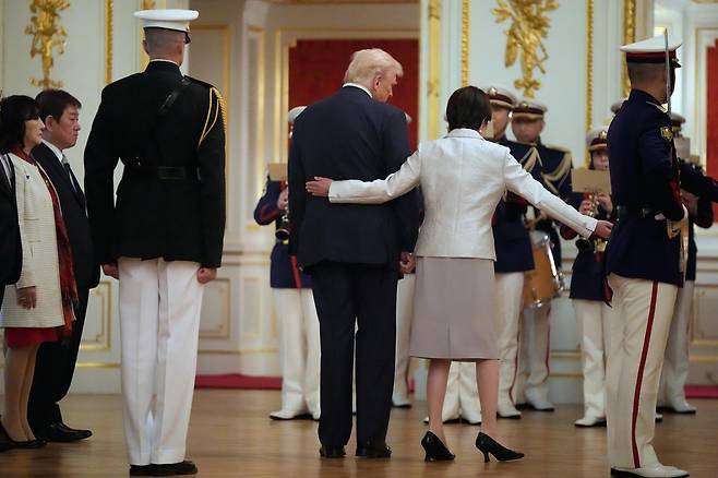 도널드 트럼프 미국 대통령이 28일 일본 도쿄 아카사카궁에 도착해  함께 자위대 의장대를 사열하던 도중 다카이치 사나에 일본 총리가 방향을 안내하고 있다. AP 뉴시스