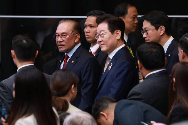 이재명 대통령과 안와르 이브라힘 말레이시아 총리가 27일 말레이시아 쿠알라룸푸르 컨벤션센터에서 열린 한-아세안 정상회의에 참석하고 있다. 연합뉴스