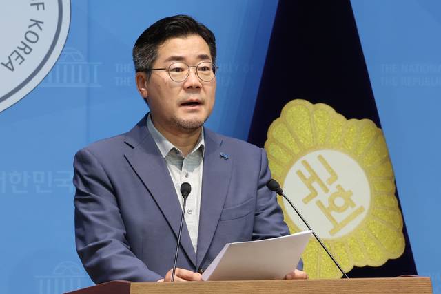 박찬대 더불어민주당 의원이 7월 30일 서울 여의도 국회 소통관에서 기자회견을 하고 있다. [연합뉴스]