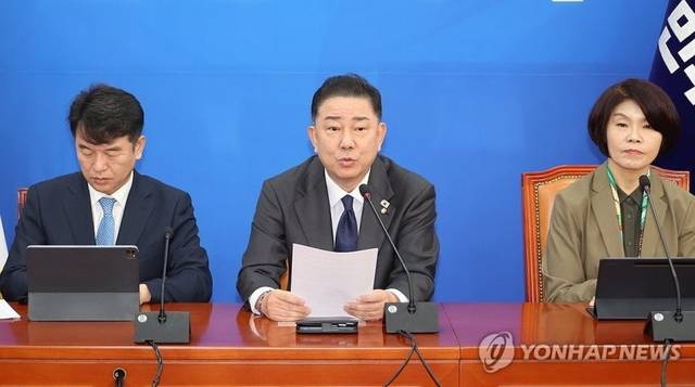 김병기(가운데) 더불어민주당 원내대표가 28일 서울 여의도 국회에서 열린 국정감사 대책회의에서 발언하고 있다. [연합뉴스]