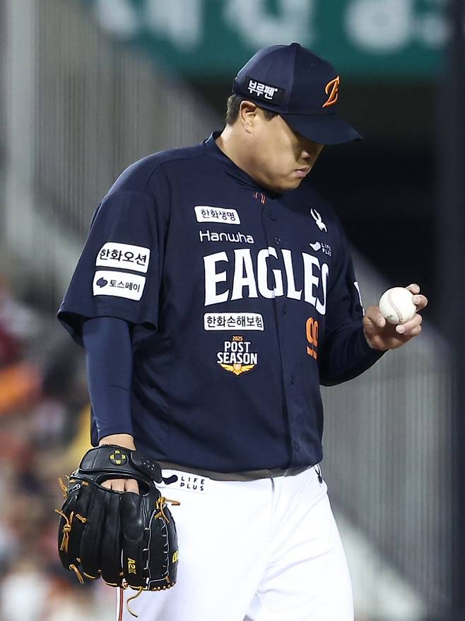 27일 서울 잠실야구장에서 열린 프로야구 2025 신한 SOL뱅크 KBO 포스트시즌 한국시리즈 2차전 한화 이글스와 LG 트윈스의 경기, 한화 선발 류현진이 2회말 1사 2루 LG 홍창기에게 역전 적시타를 허용한 후 아쉬워하고 있다.뉴스1