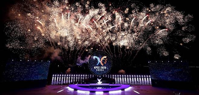 2025 경주 아시아태평양경제협력체(APEC) 정상회의 기념 멀티미디어쇼가 지난 27일 경북 경주시 보문 관광단지 수상공연장에서 열렸다. 미디어아트와 레이저, 불꽃쇼, 드론쇼 등을 활용한 경관쇼가 보문호 밤하늘을 수놓고 있다. 뉴시스