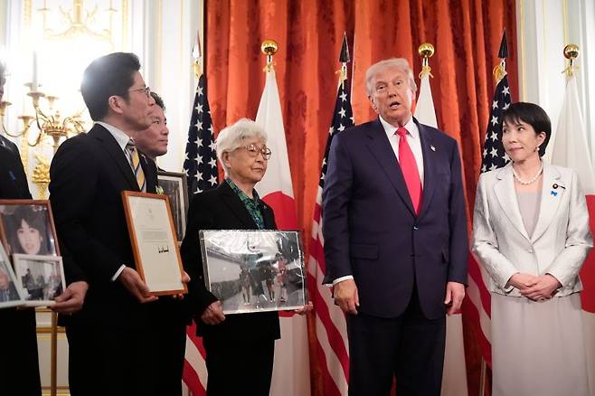 일본인 납북 피해자 가족 만난 트럼프 일본을 방문 중인 도널드 트럼프 미국 대통령(오른쪽 두번째)이 28일 미일 정상회담을 마친 뒤 도쿄 아카사카 국빈관에서 일본인 납북 피해자 가족들을 만나고 있다. 트럼프 대통령의 왼쪽에 납북 일본인 피해자의 상징적 인물인 요코타 메구미의 어머니인 요코타 사키에, 오른쪽에 다카이치 사나에 일본 총리 등이 서 있다. 트럼프 대통령은 이들에게 "납북자 문제가 항상 마음속에 있다"며 "해결을 위해 할 수 있는 것을 하겠다"고 밝혔다. AFP연합뉴스