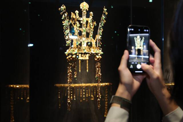 27일 오후 경북 경주시 국립경주박물관에서 아시아태평양경제협력체(APEC) 정상회의와 국립경주박물관 개관 80년을 기념해 여는 ‘신라 금관, 권력과 위신’ 특별전 언론 공개회에 신라 금관이 공개되고 있다. 최현수 기자 emd@hani.co.kr