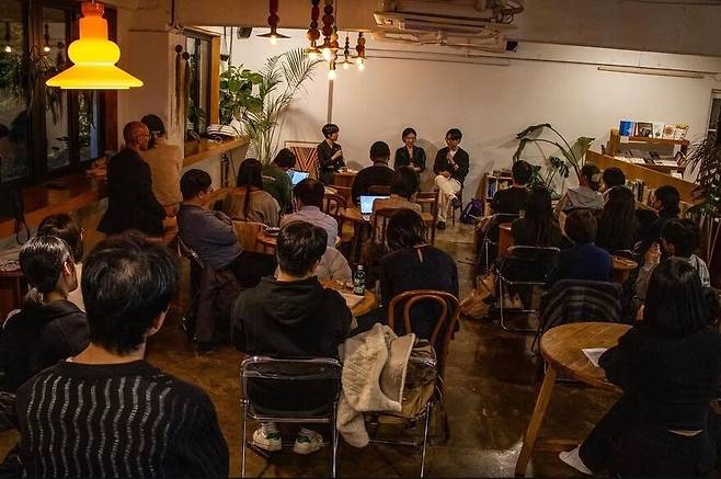 2024년 10월24일 서울 용산구 이태원 ‘노노샵’에서 이태원 참사 2주기 간담회 ‘우리가 참사를 경험하는 방식’이 열려 참석자들이 패널의 이야기에 귀를 기울이고 있다. 호박랜턴 인스타그램 갈무리