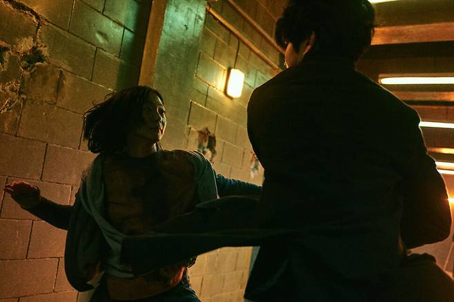 영화 ‘마녀’에서 뛰어난 두뇌와 ‘넘사벽’ 신체 능력을 가진 존재로 나오는 구자윤(왼쪽)과 둔재 콤플렉스에 사로잡힌 인물로 나오는 귀공자. 네이버 영화 갈무리.